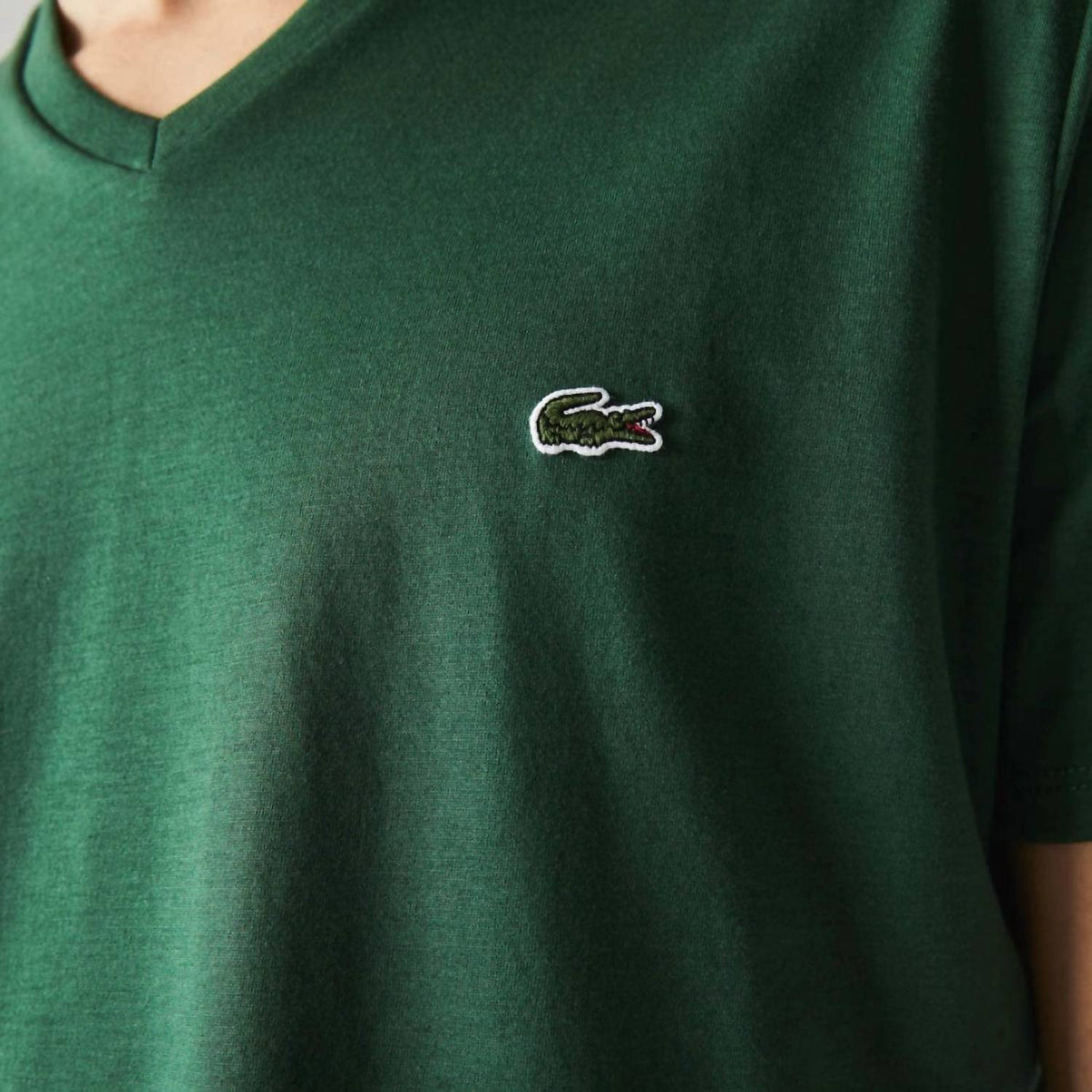 Camiseta con cuello en V color verde