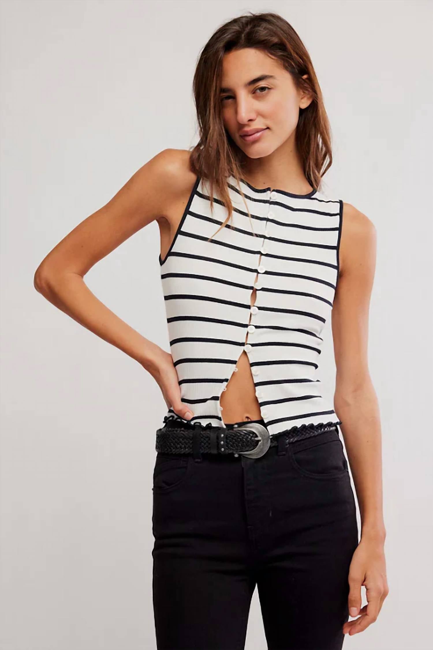 Camiseta sin mangas a rayas color negro y blanco