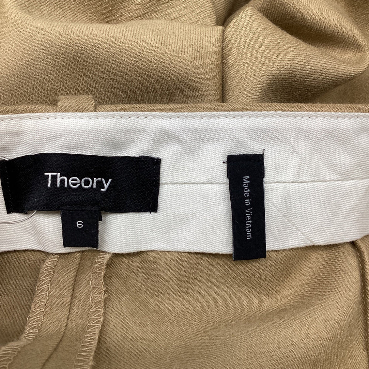 Pantalón de lana de tiro alto color beige