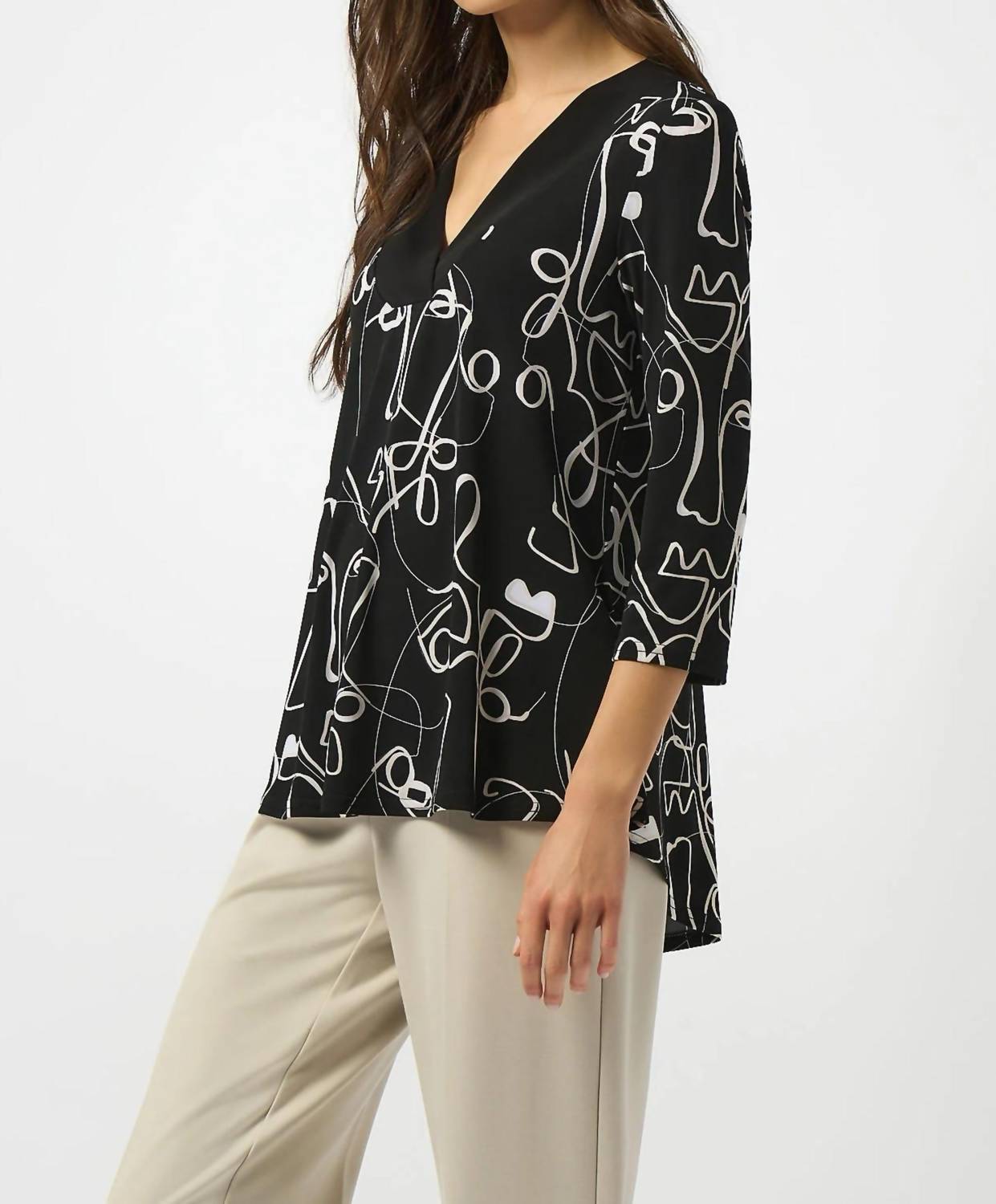 Top con cuello en V color negro