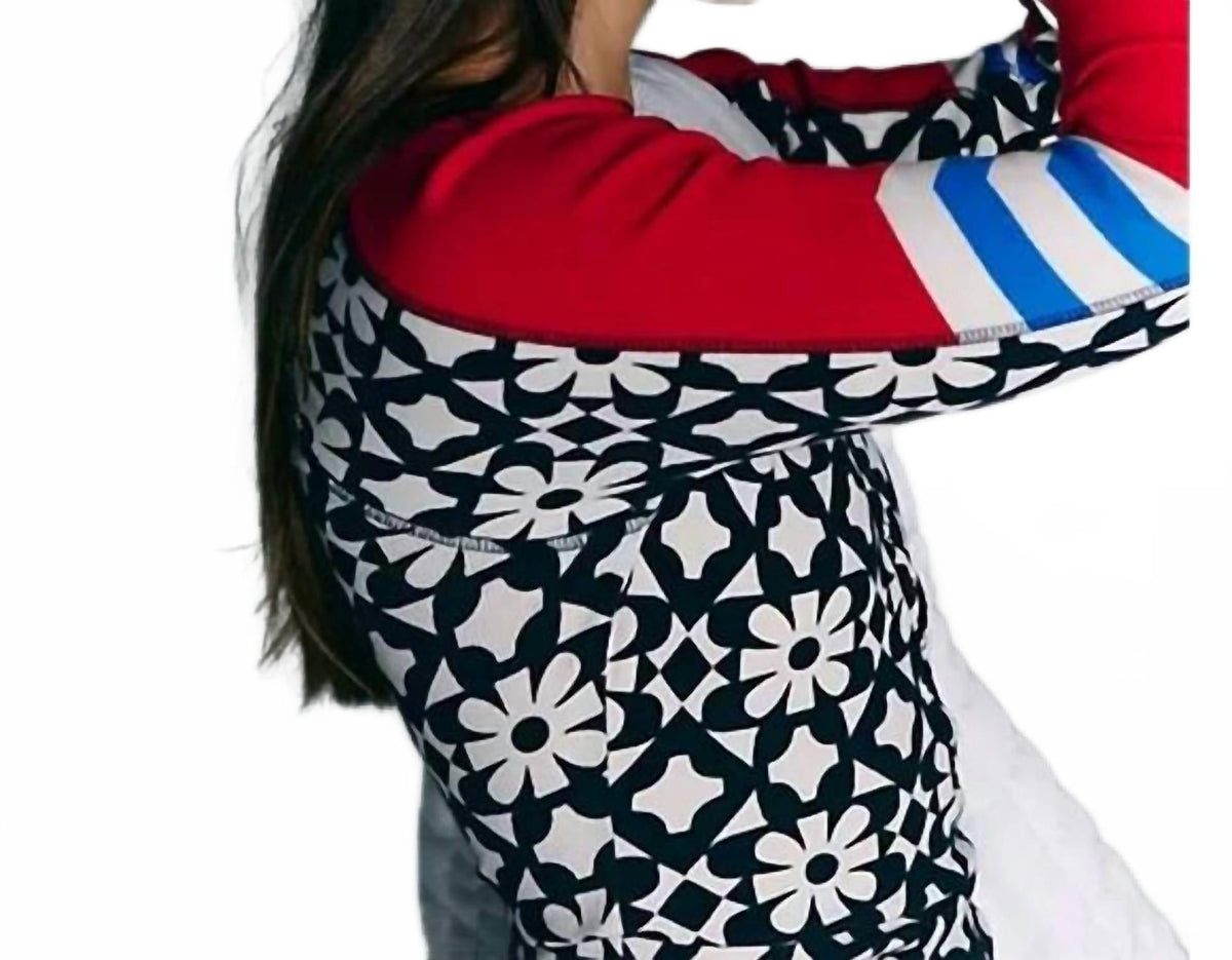 Top de mujer con estampado color negro y blanco y rojo