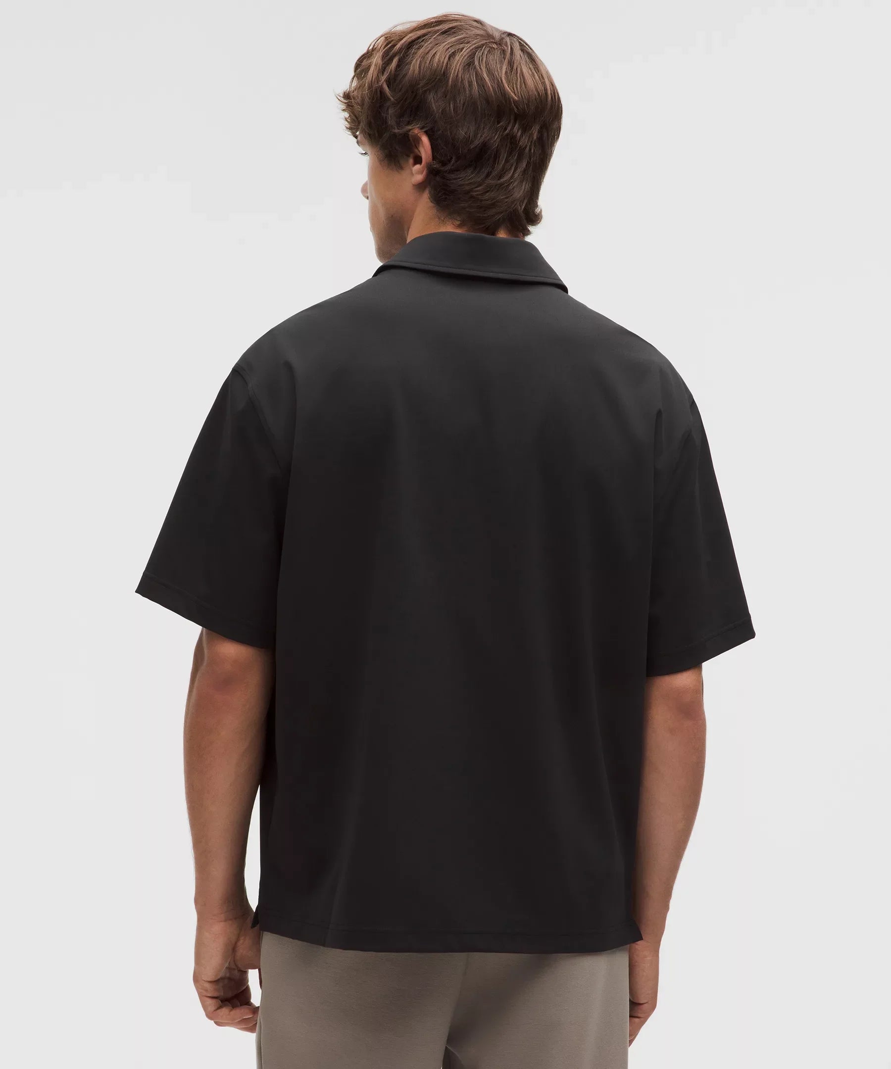 Polo de corte amplio