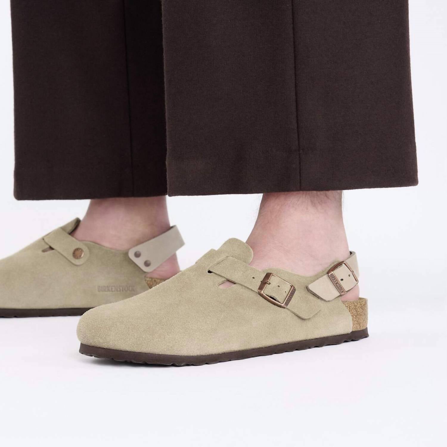 Zuecos de mujer de gamuza color taupe