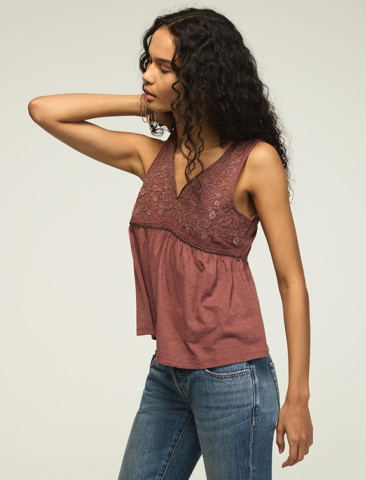 Camiseta sin mangas de mujer con cuello en V con bordado