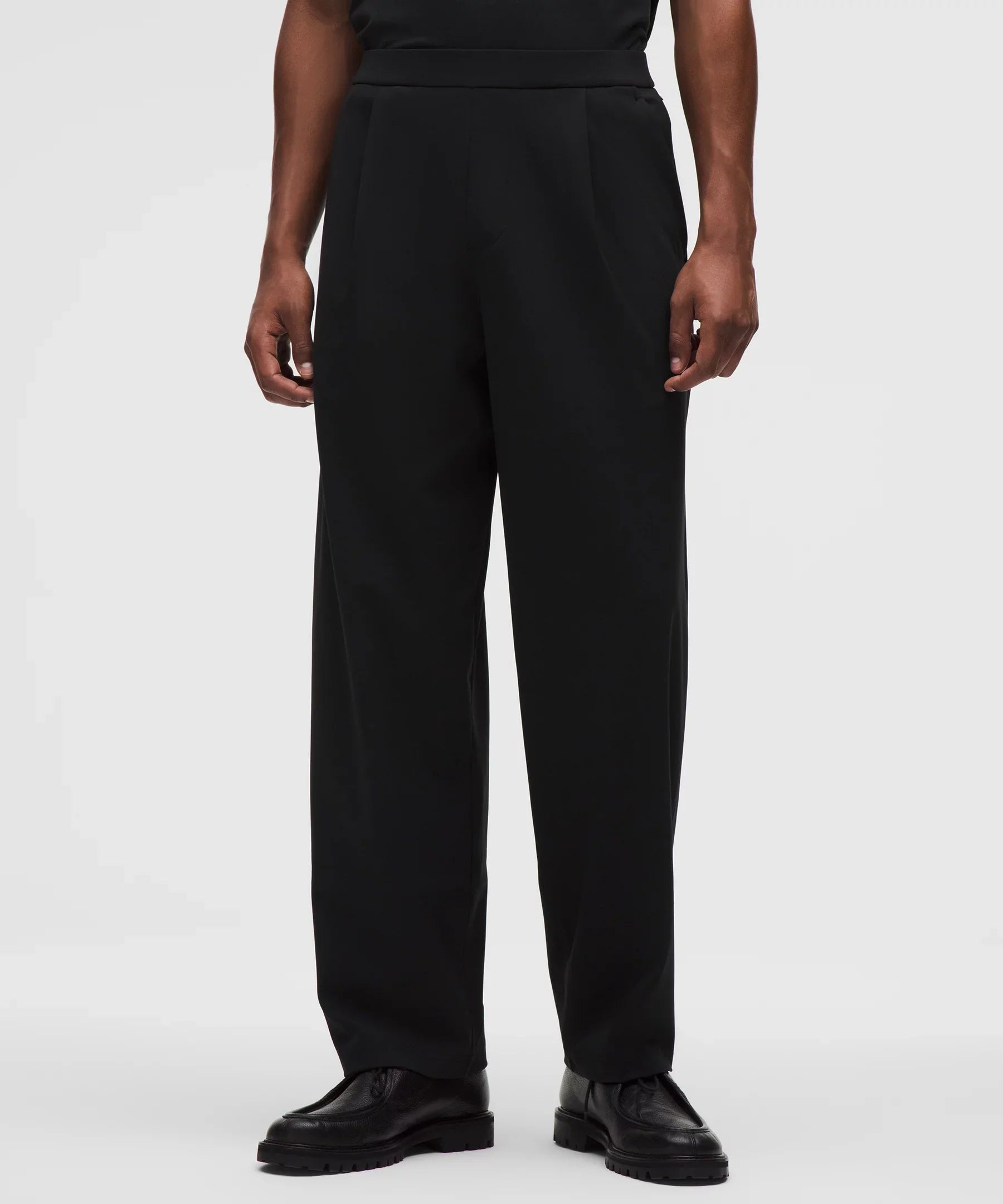 Pantalón de hombre de corte amplio con pliegues