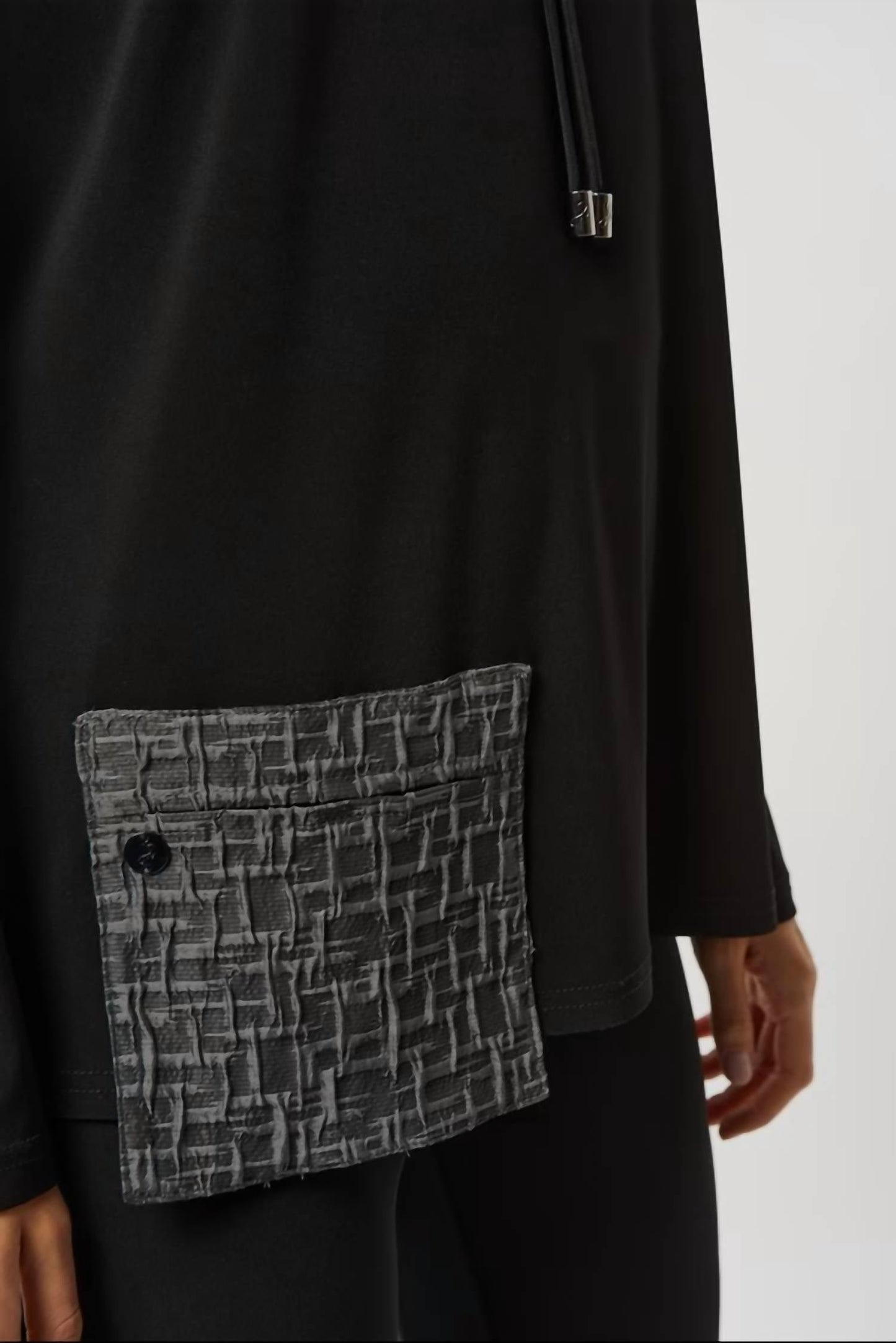 Suéter con cuello alto color negro y gris
