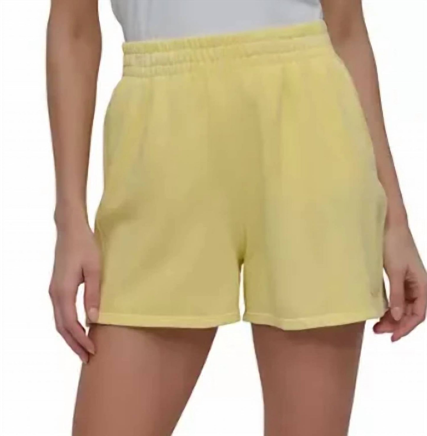 Short con bordado color amarillo