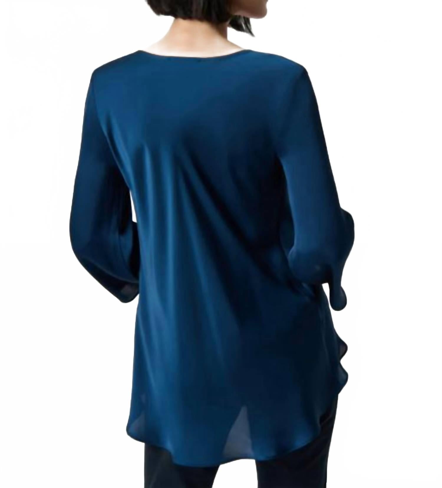 Blusa de mujer de satén color azul oscuro