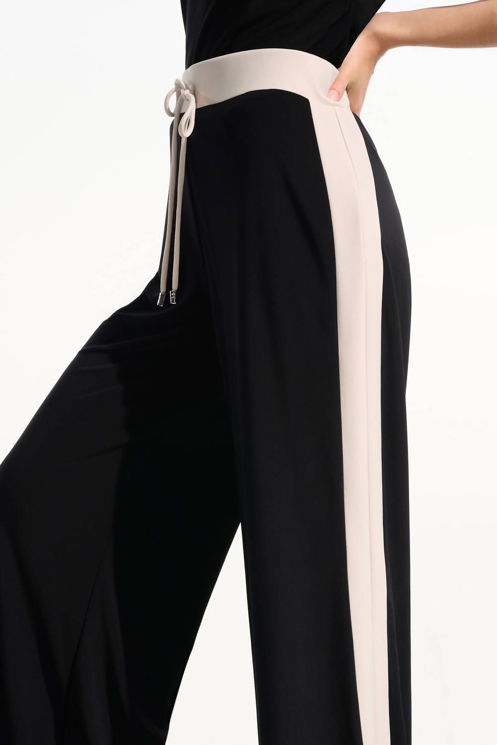 Pantalón de pierna ancha color negro