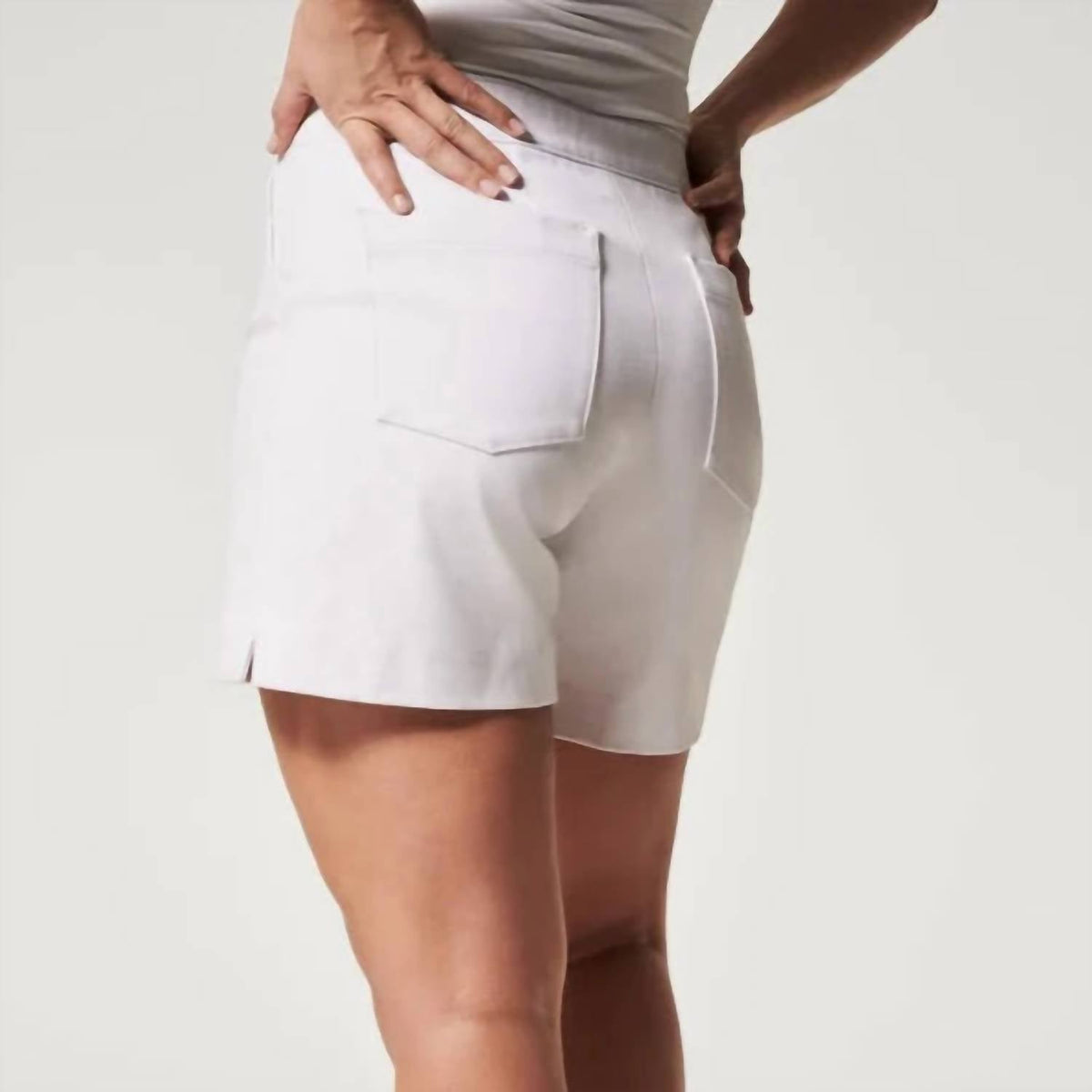 Short color blanco y plateado