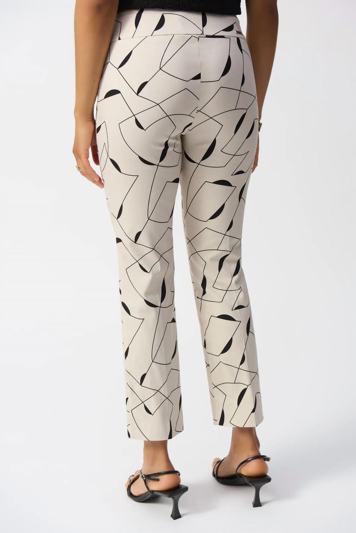 Pantalón de corte recto color negro