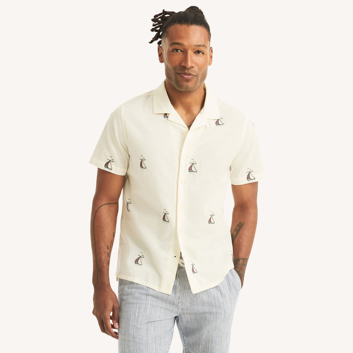 Camisa de hombre de manga corta con bordado