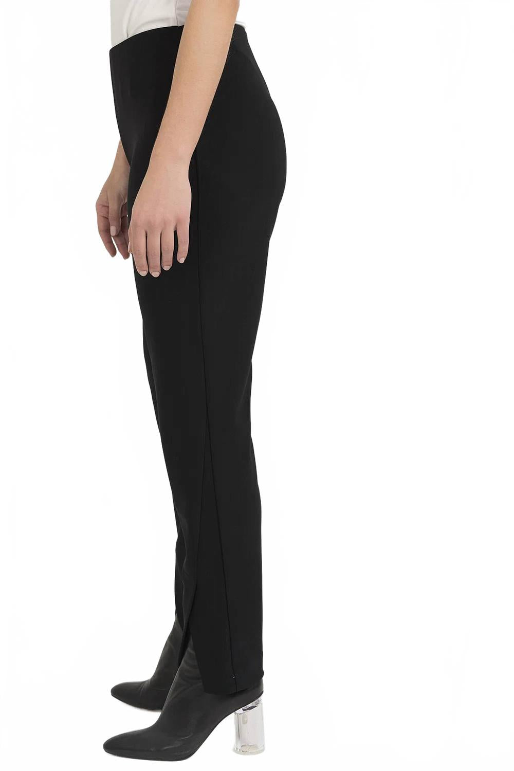 Pantalón de corte ajustado color negro