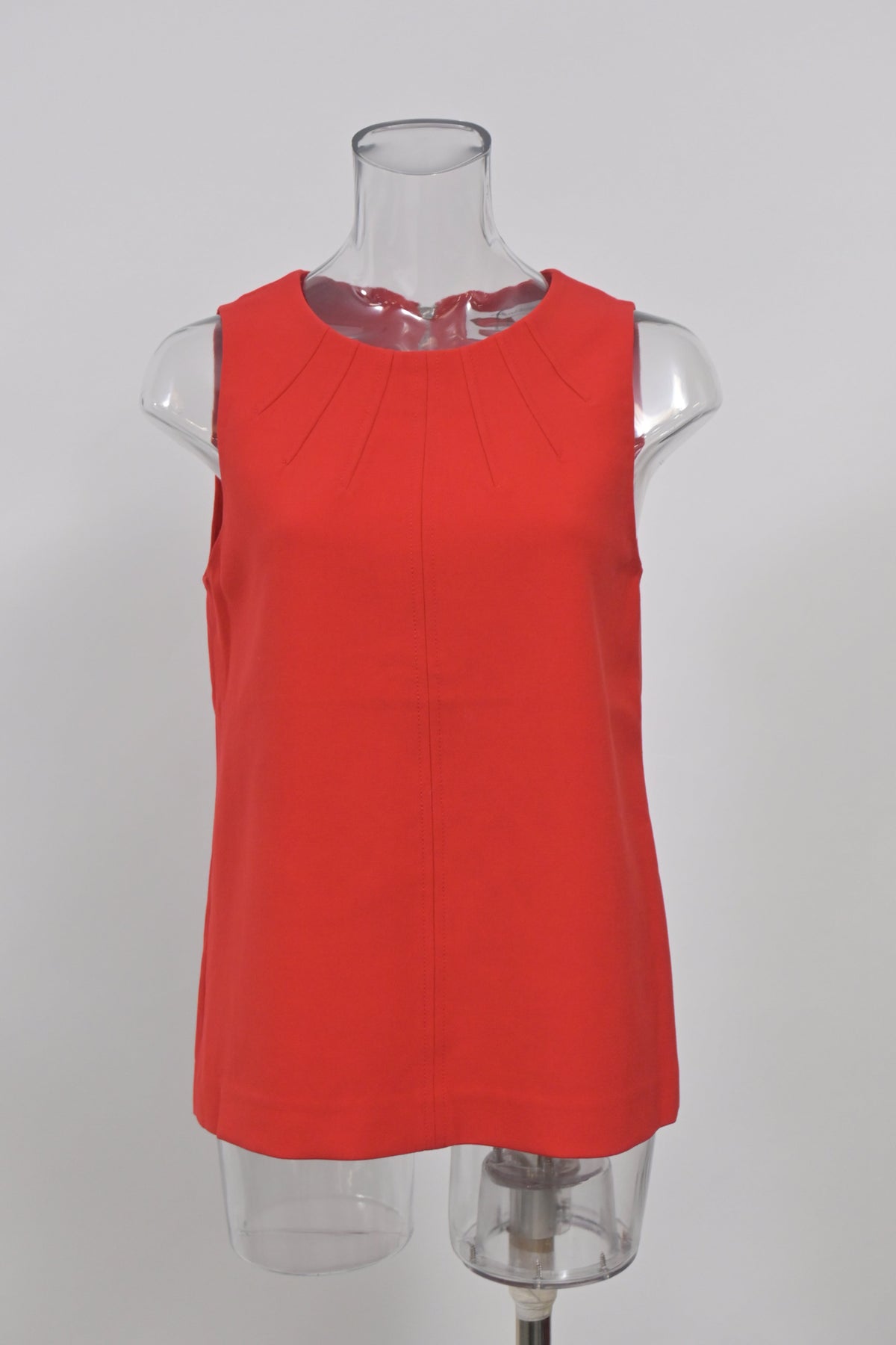 Top sin mangas color rojo