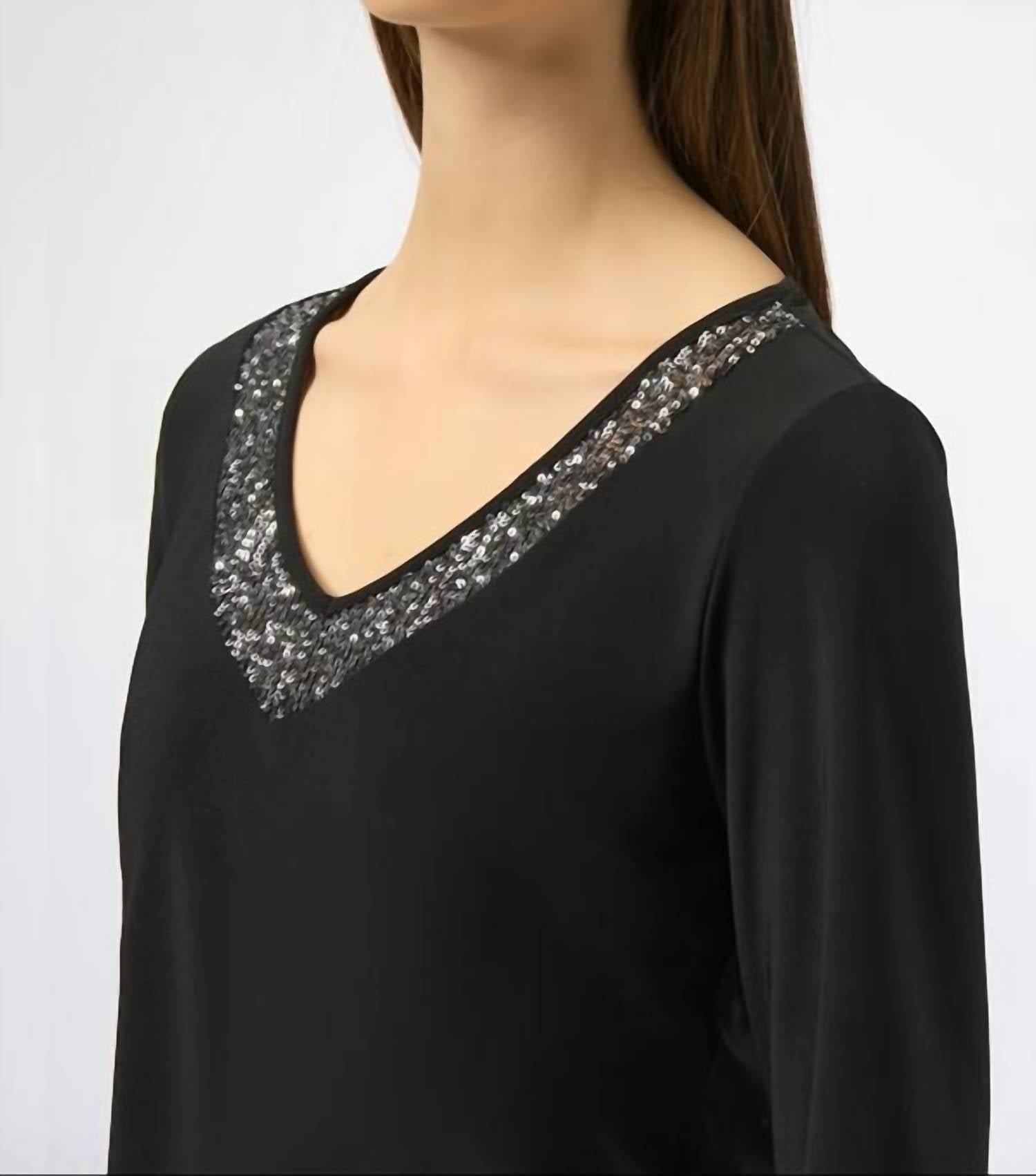 Suéter con cuello en V color negro y plateado