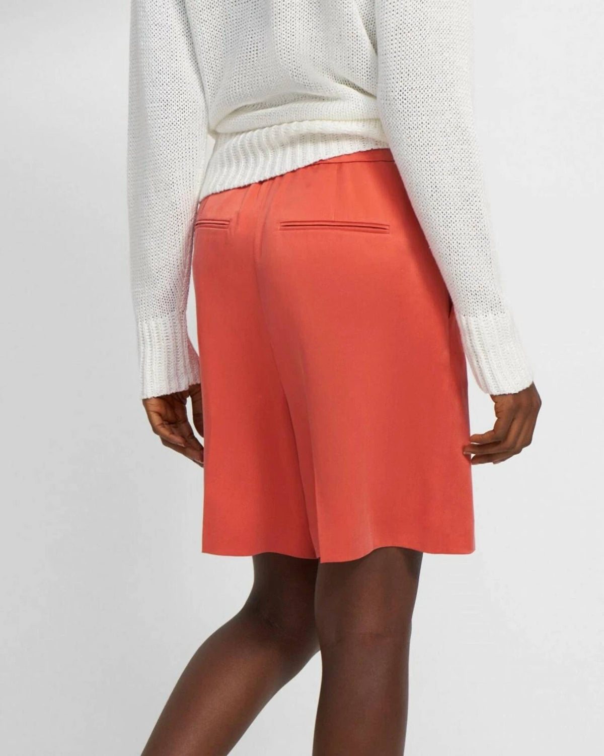 Short con pliegues