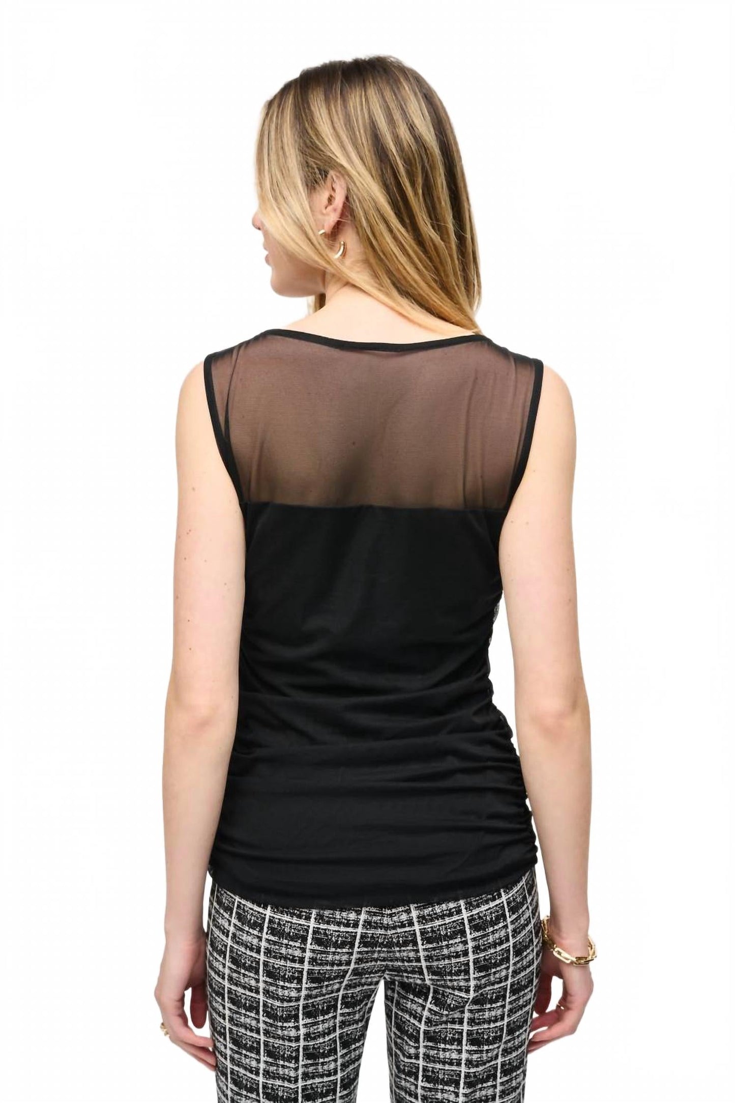 Top sin mangas color negro