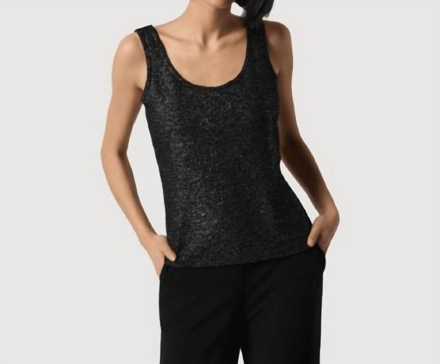 Conjunto de ropa color negro y plateado