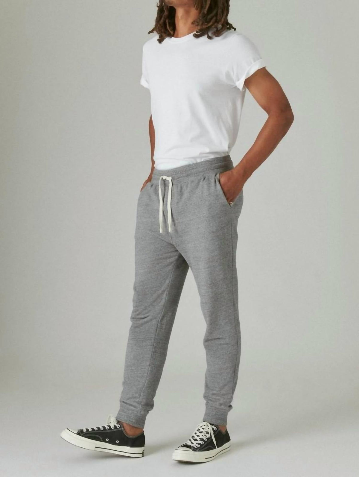 Pantalón deportivo color gris