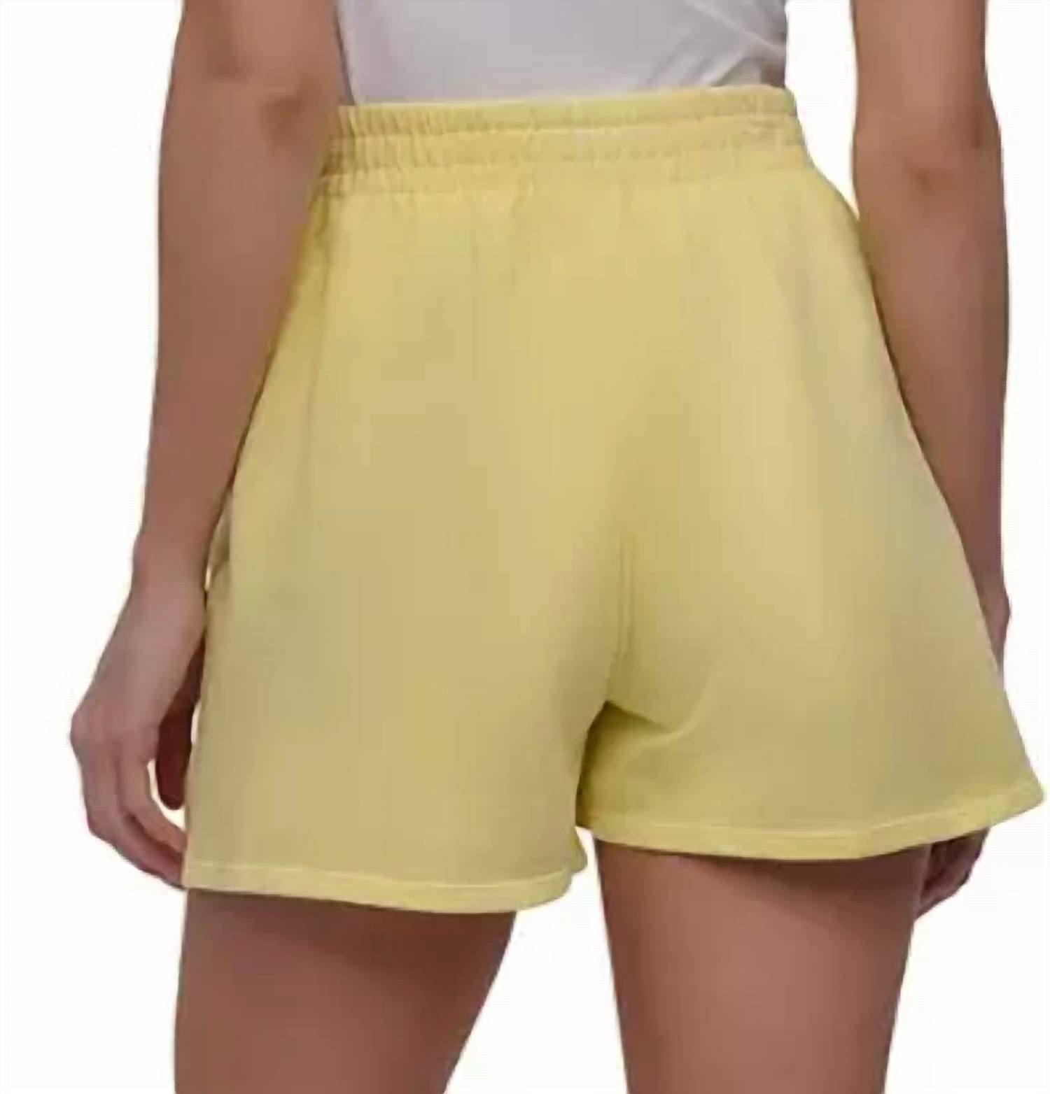 Short con bordado color amarillo