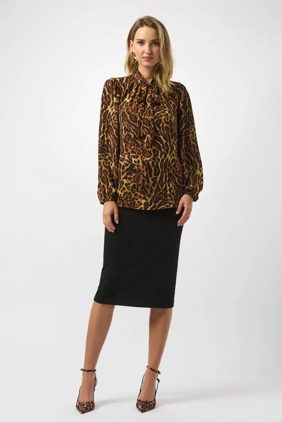 Blusa con estampado animal color negro y café