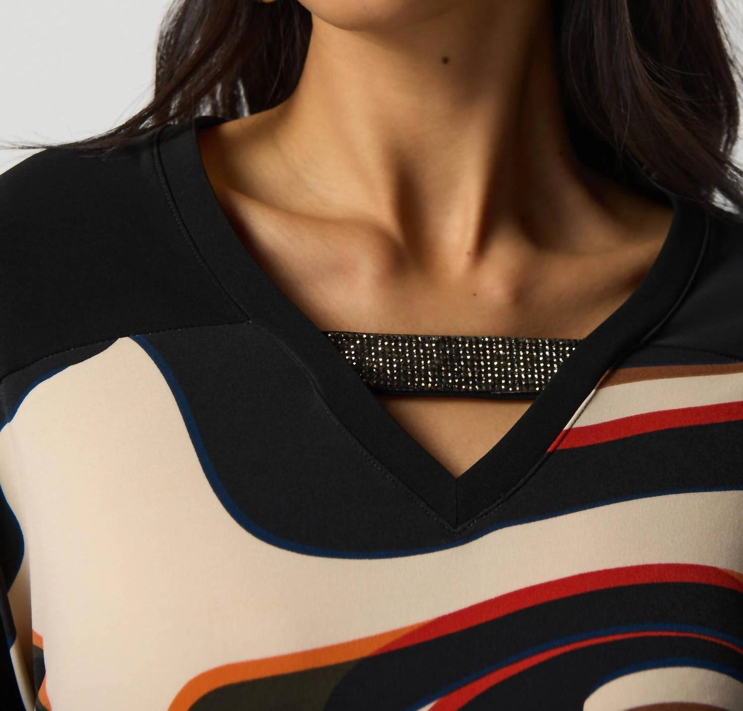 Top con cuello en V color negro
