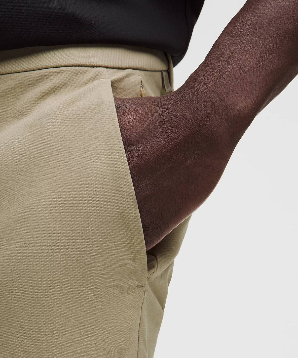 Pantalón de corte ajustado color negro