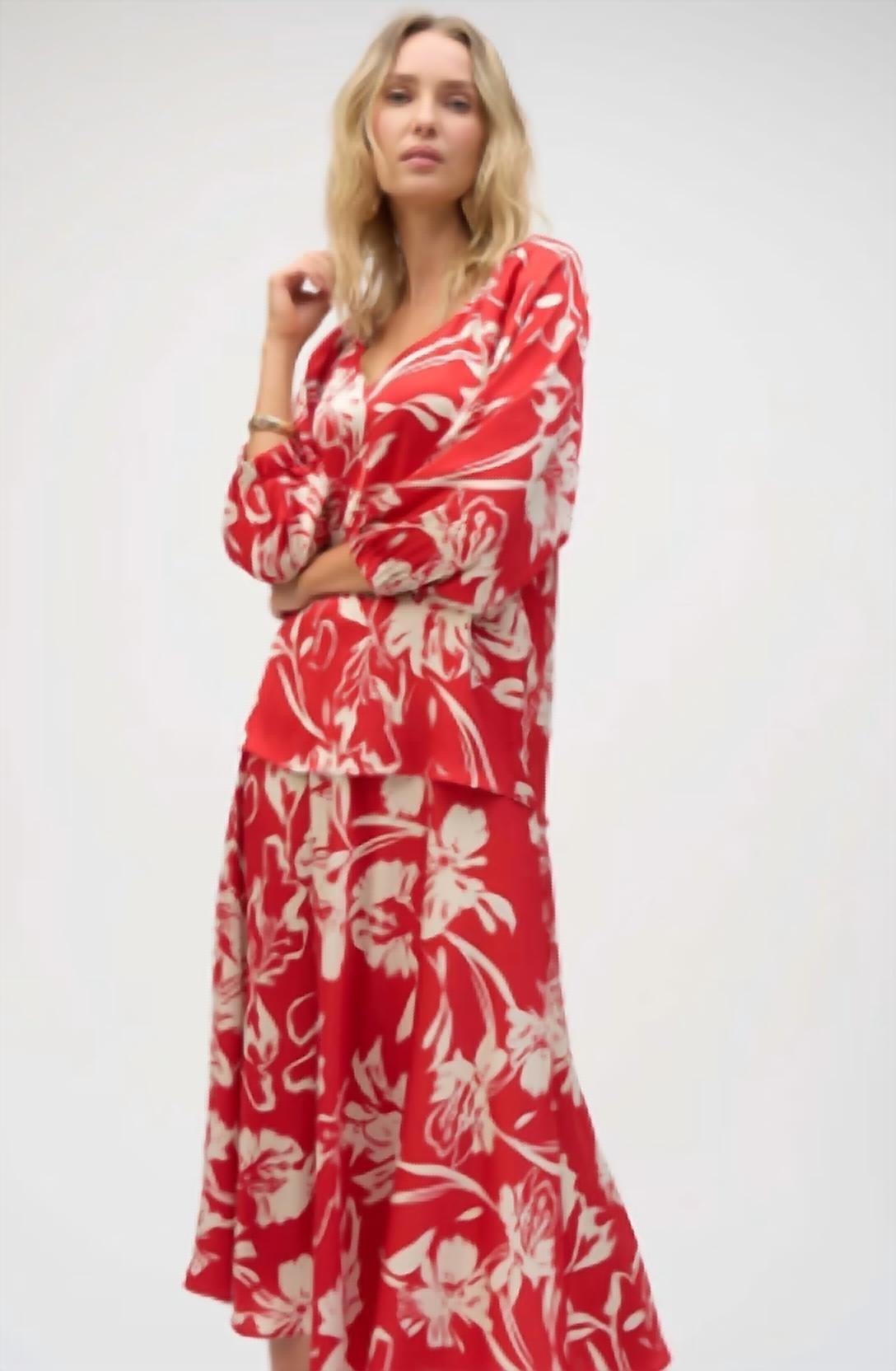Suéter con cuello en V con estampado floral color rojo y crema