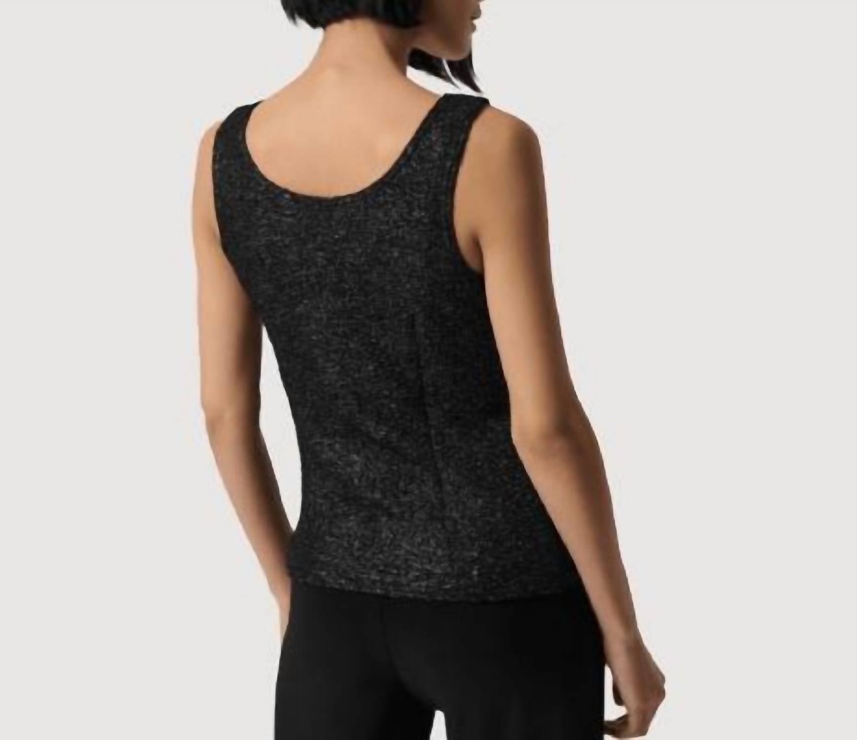 Conjunto de ropa color negro y plateado