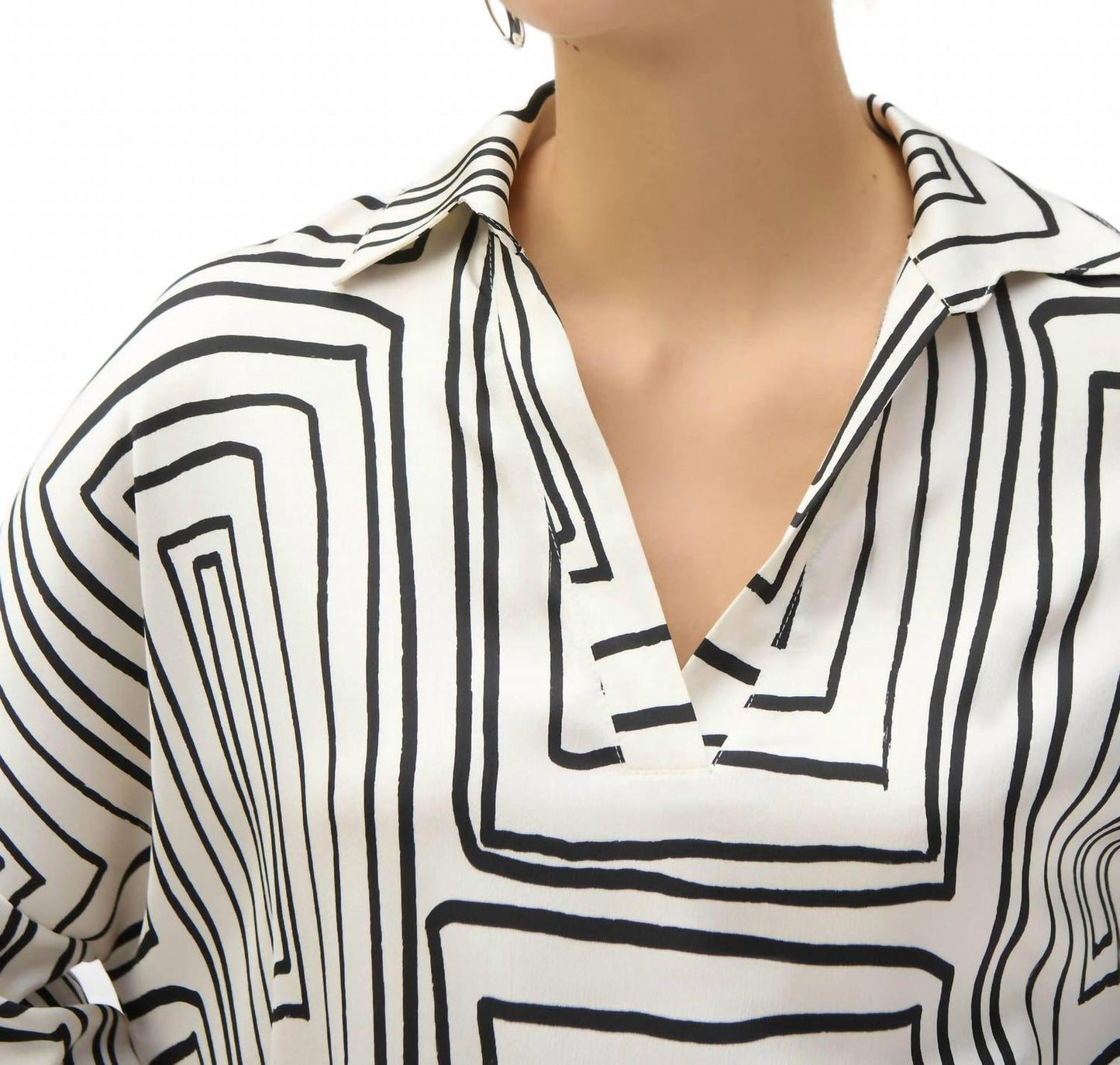Top de satén color negro y crema