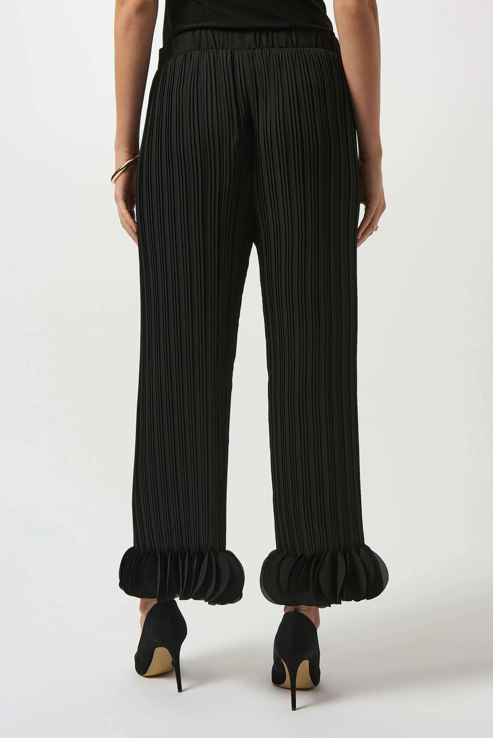 Pantalón de pierna ancha con pliegues color negro