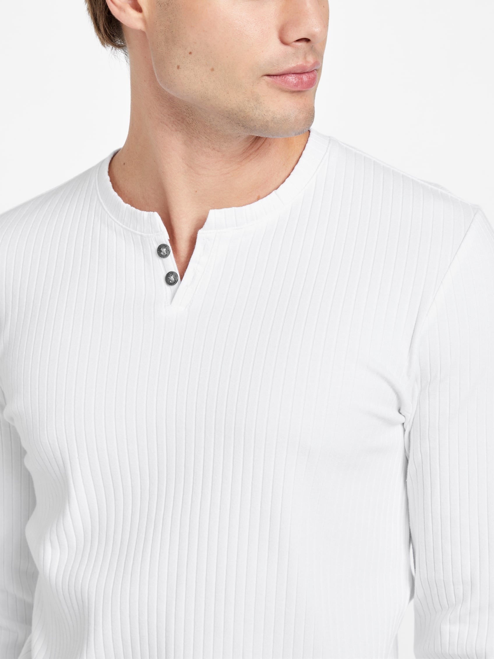 Camiseta con botones de manga larga