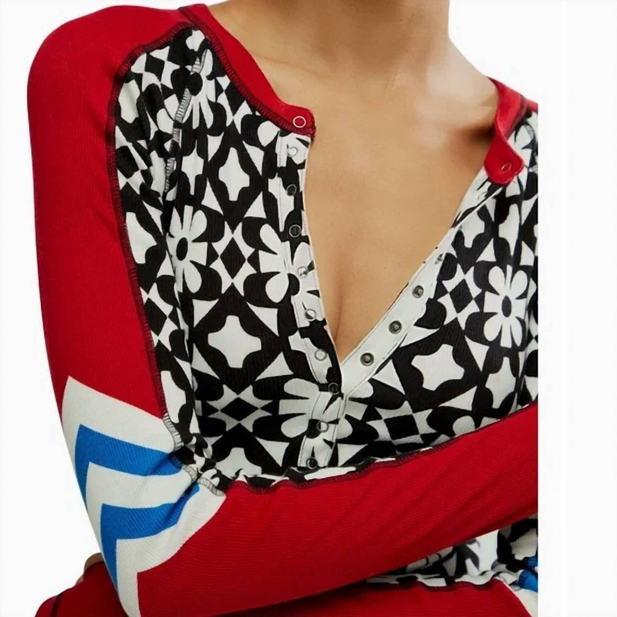 Top de mujer con estampado color negro y blanco y rojo