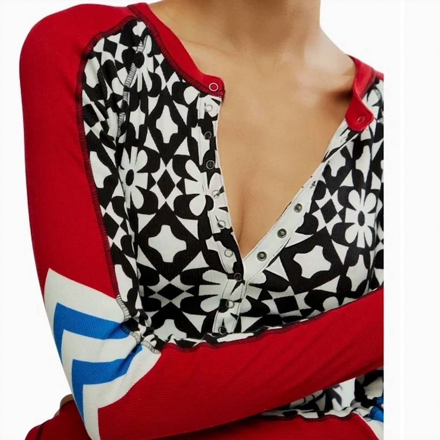Top de mujer con estampado color negro y blanco y rojo
