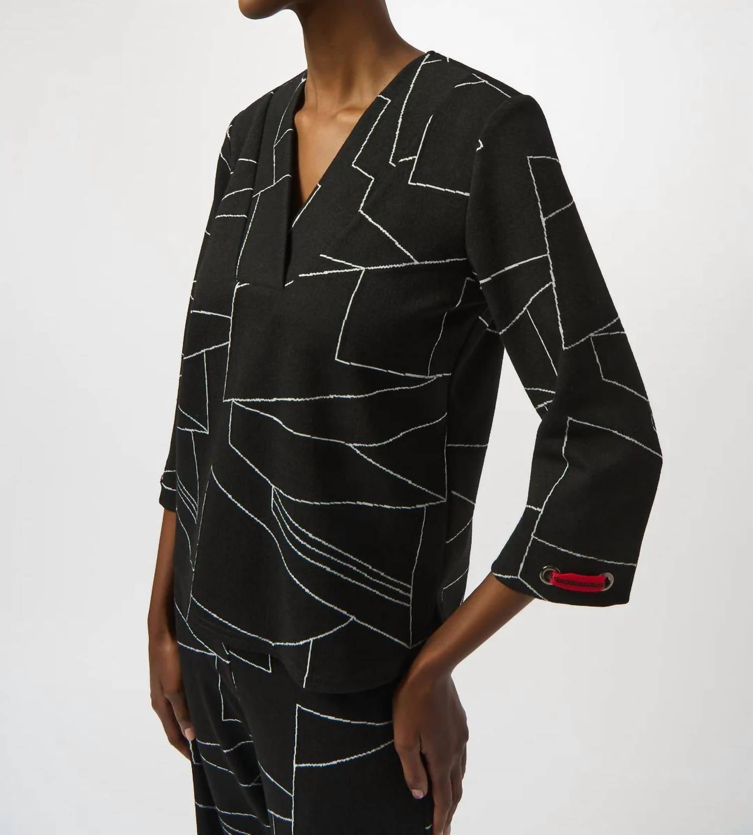 Top con cuello en V color negro y blanco