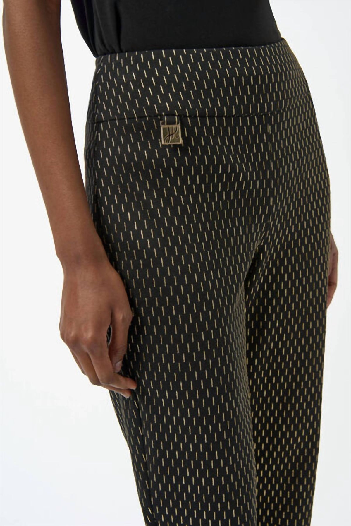 Pantalón de corte ajustado color negro y dorado