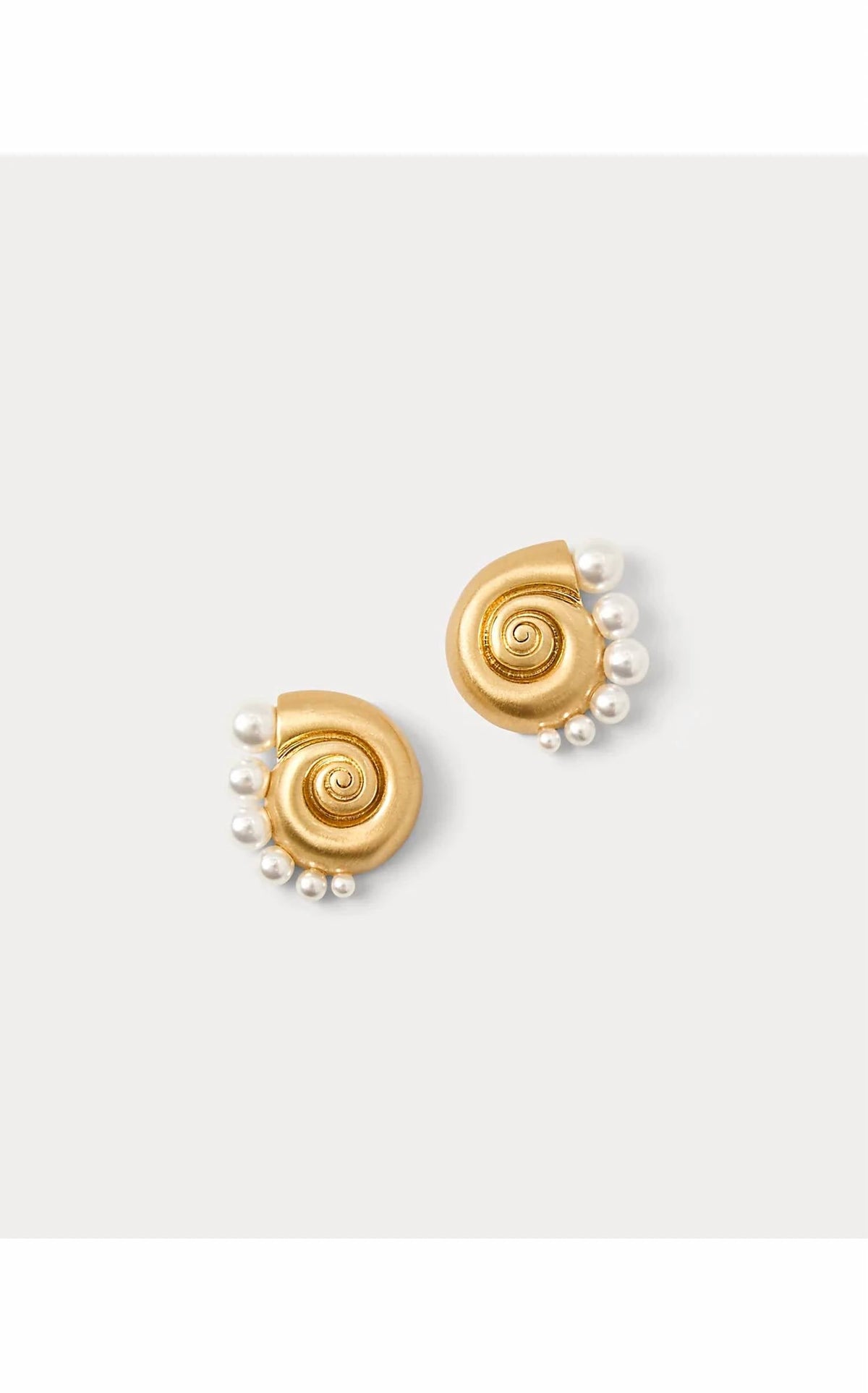 Aretes de mujer color dorado