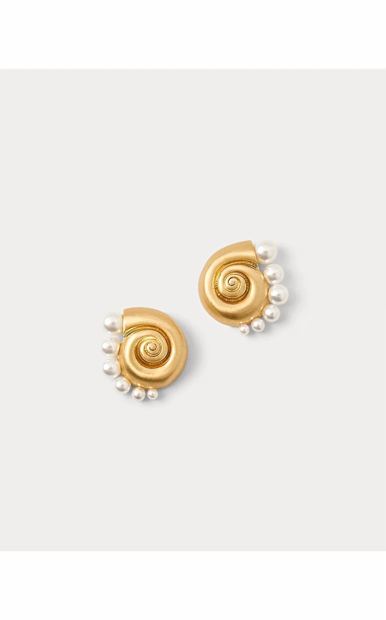 Aretes de mujer color dorado