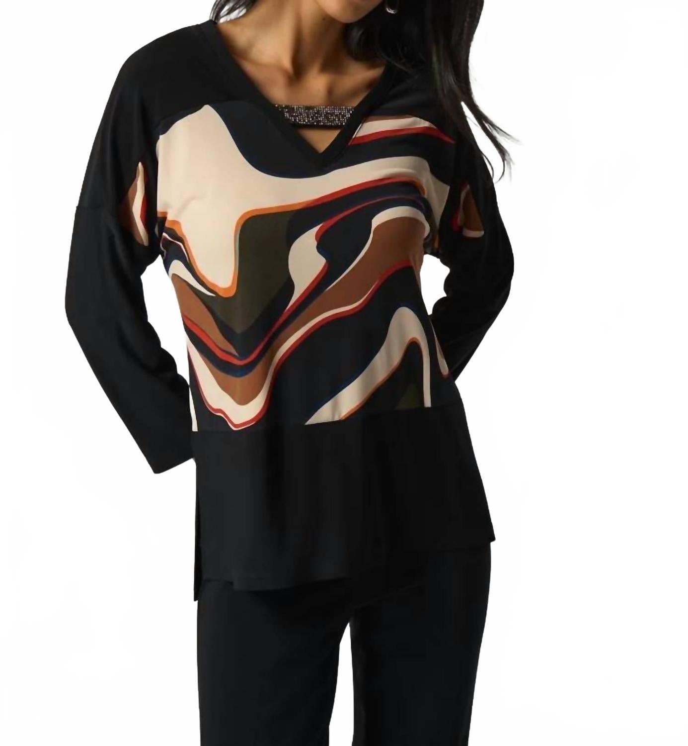 Top con cuello en V color negro
