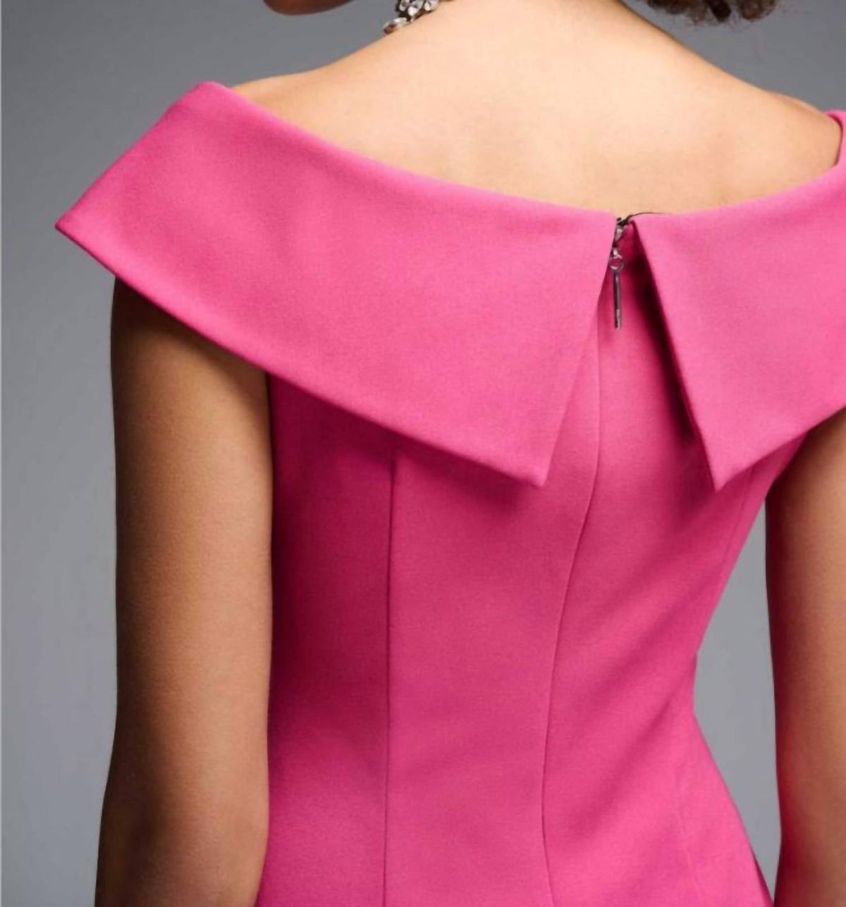 Vestido con hombros descubiertos