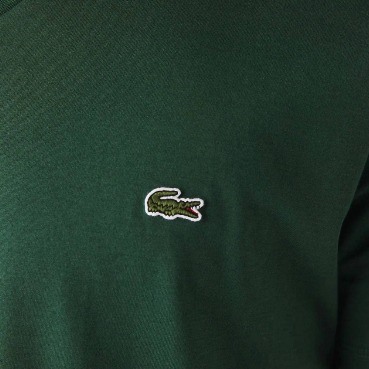 Camiseta con cuello en V color verde