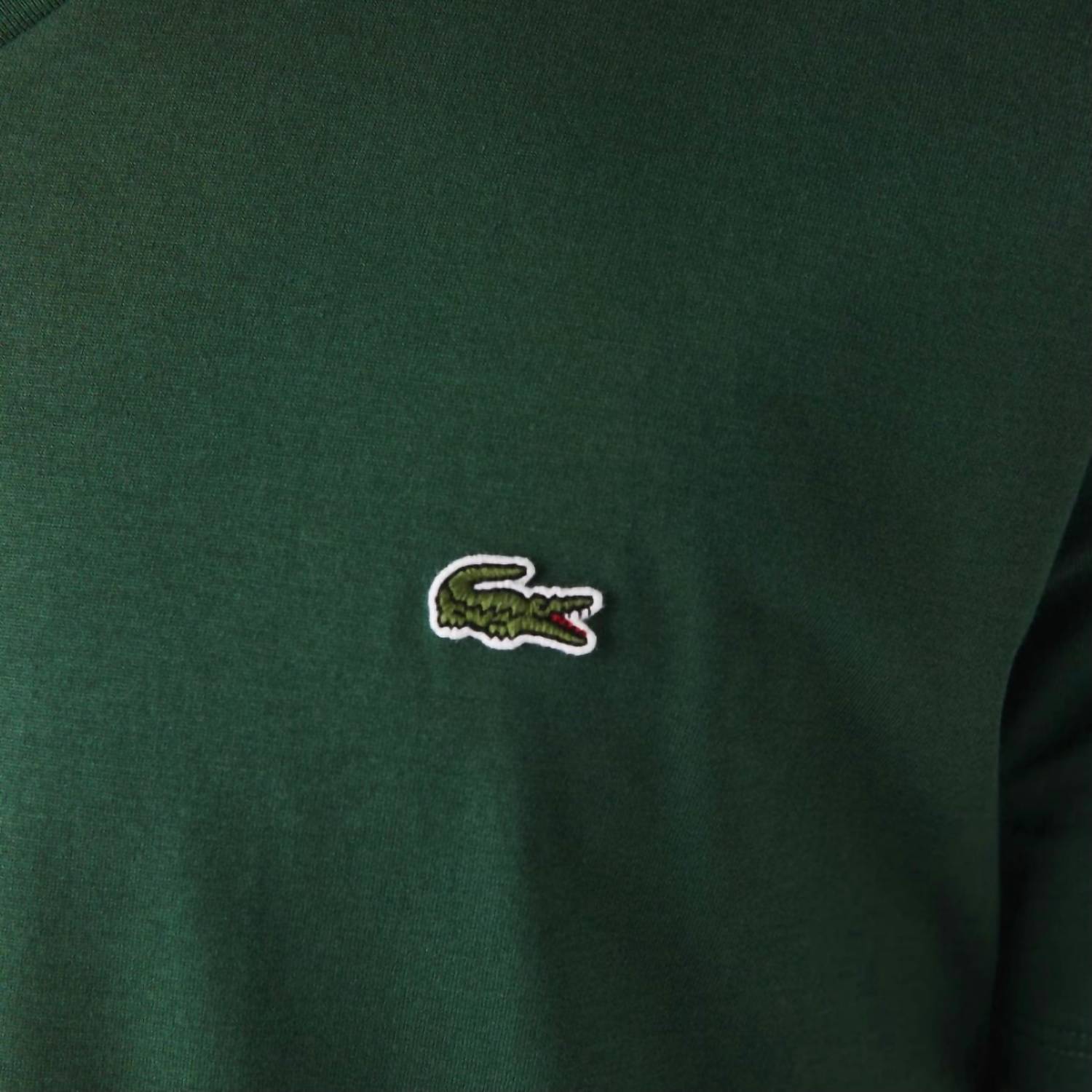 Camiseta con cuello en V color verde