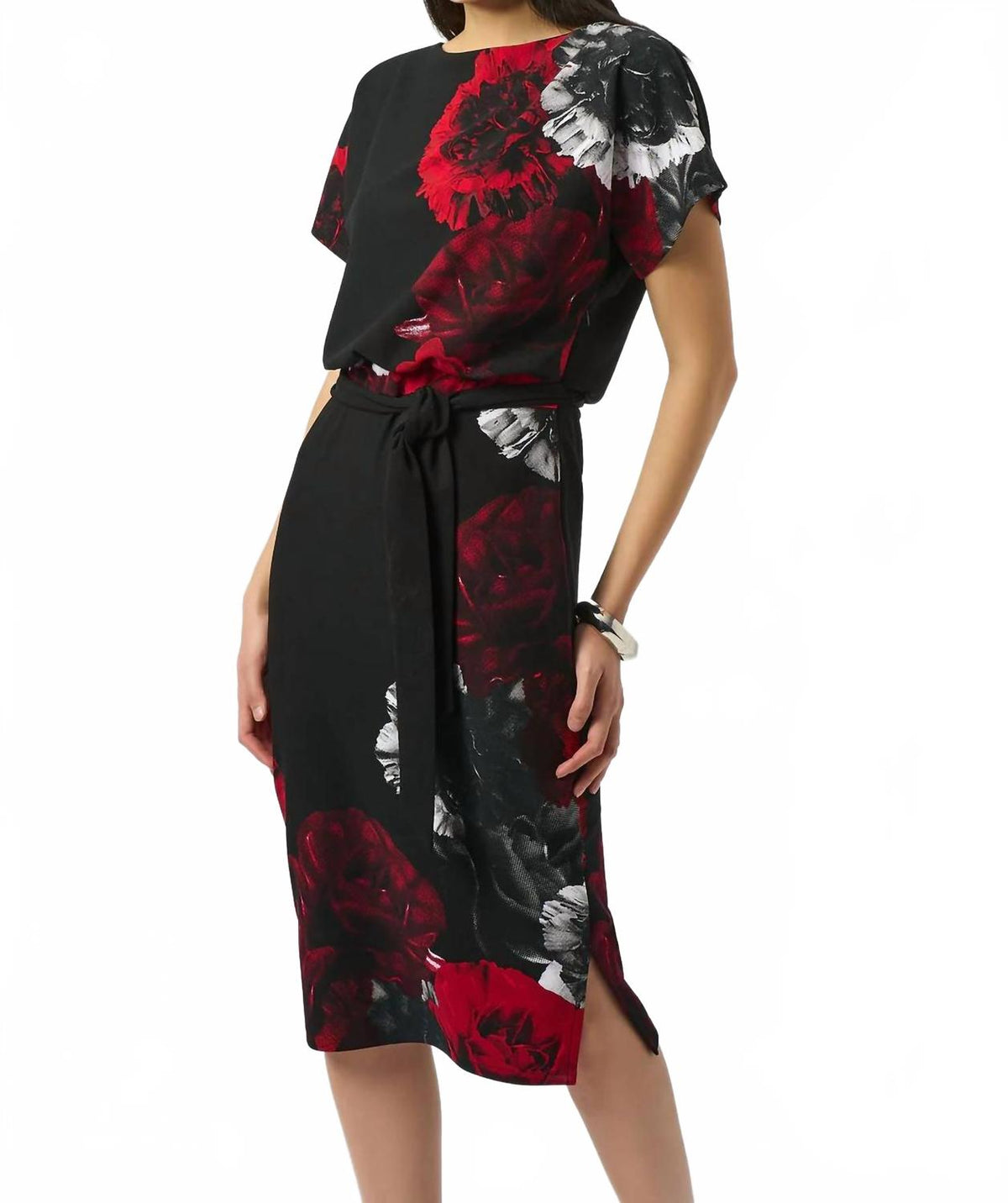 Vestido con estampado floral color negro y rojo