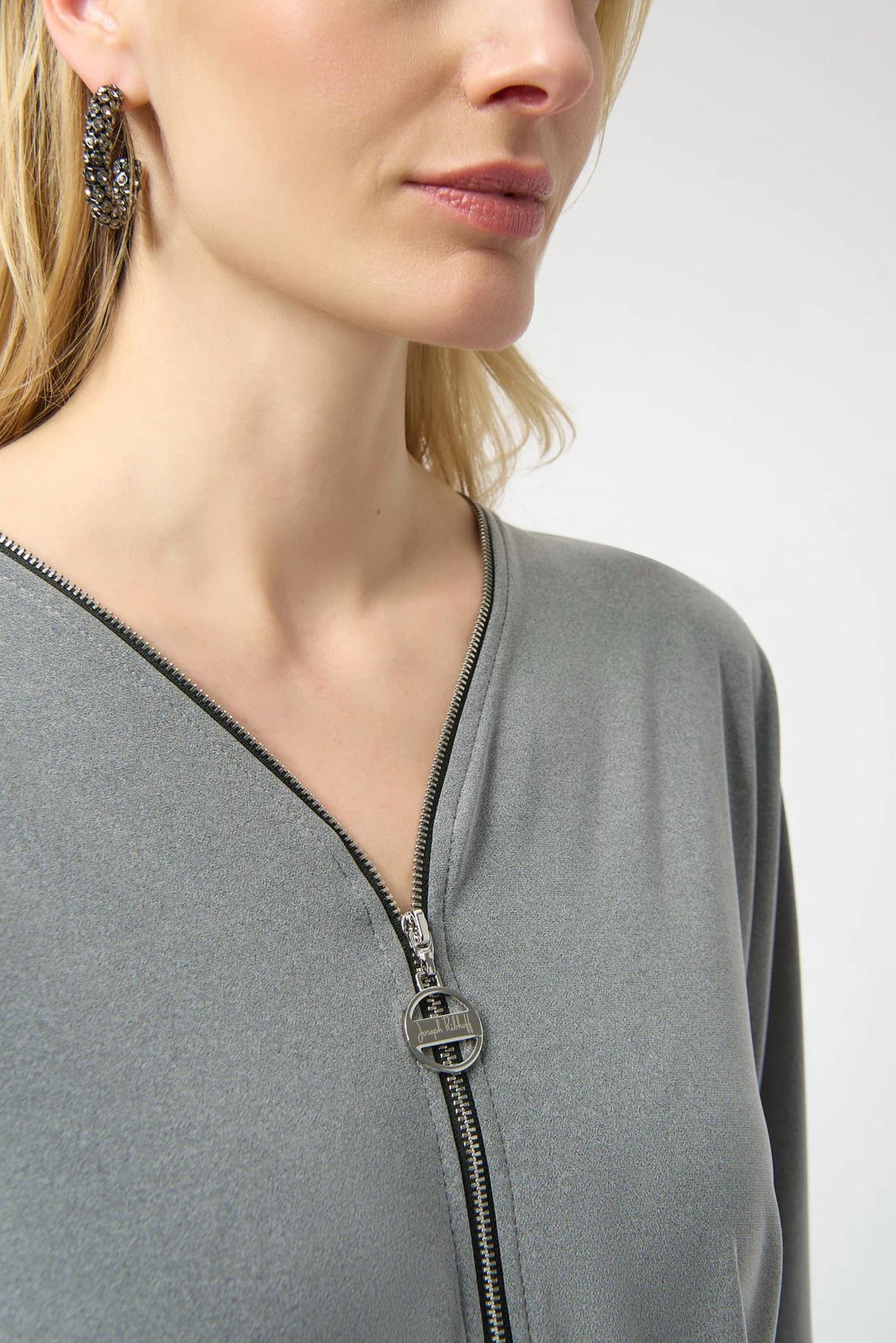 Top de manga larga con cuello en V color gris