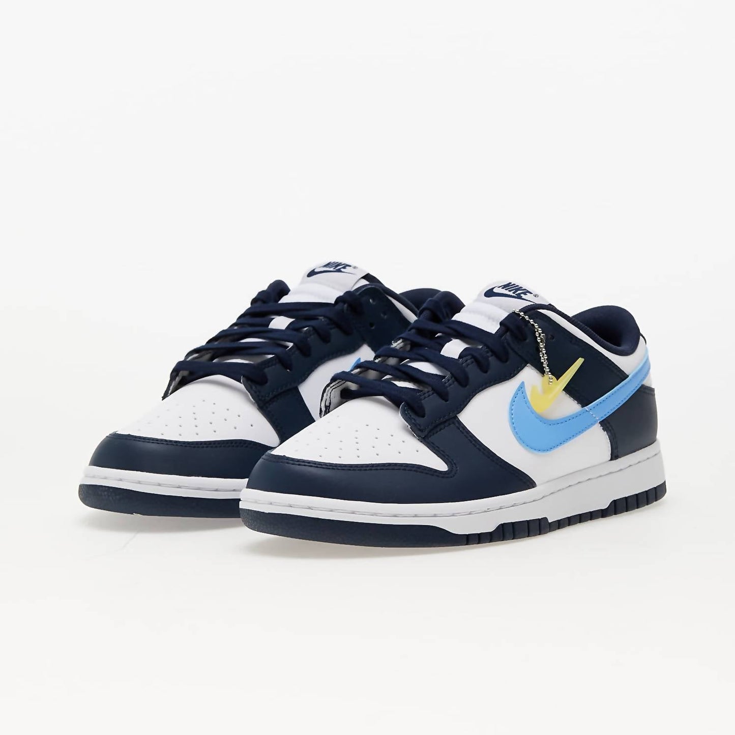 Tenis de hombre color azul y dorado