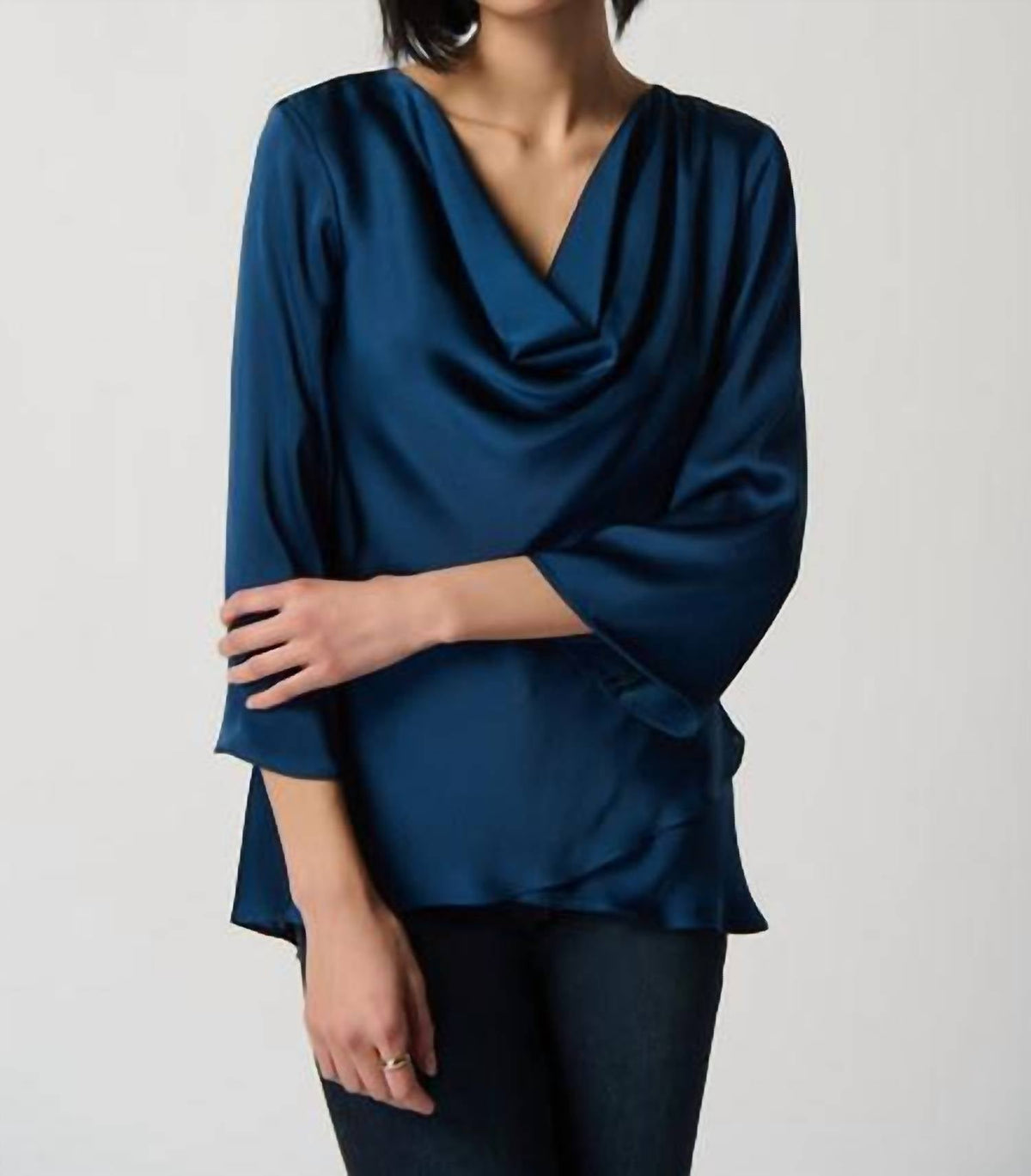 Blusa de satén color azul marino