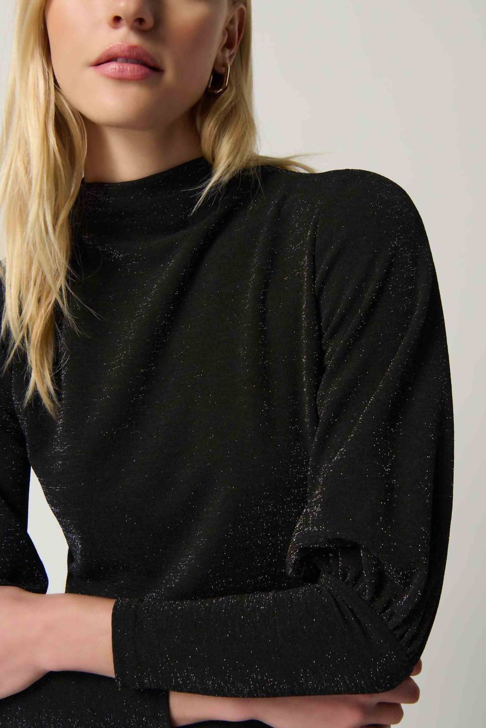 Top de manga larga con cuello alto color negro y plateado
