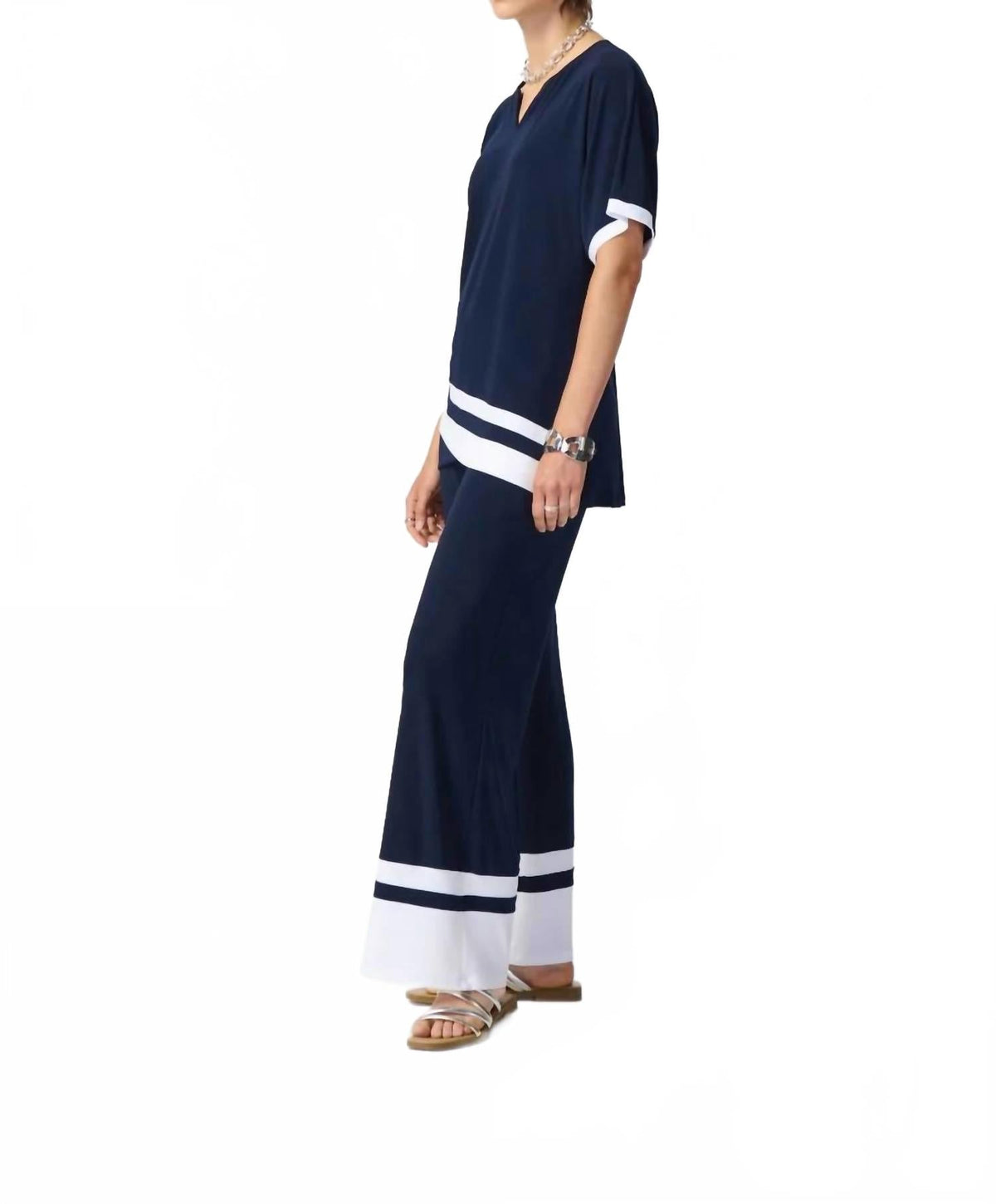 Pantalón color azul marino y blanco