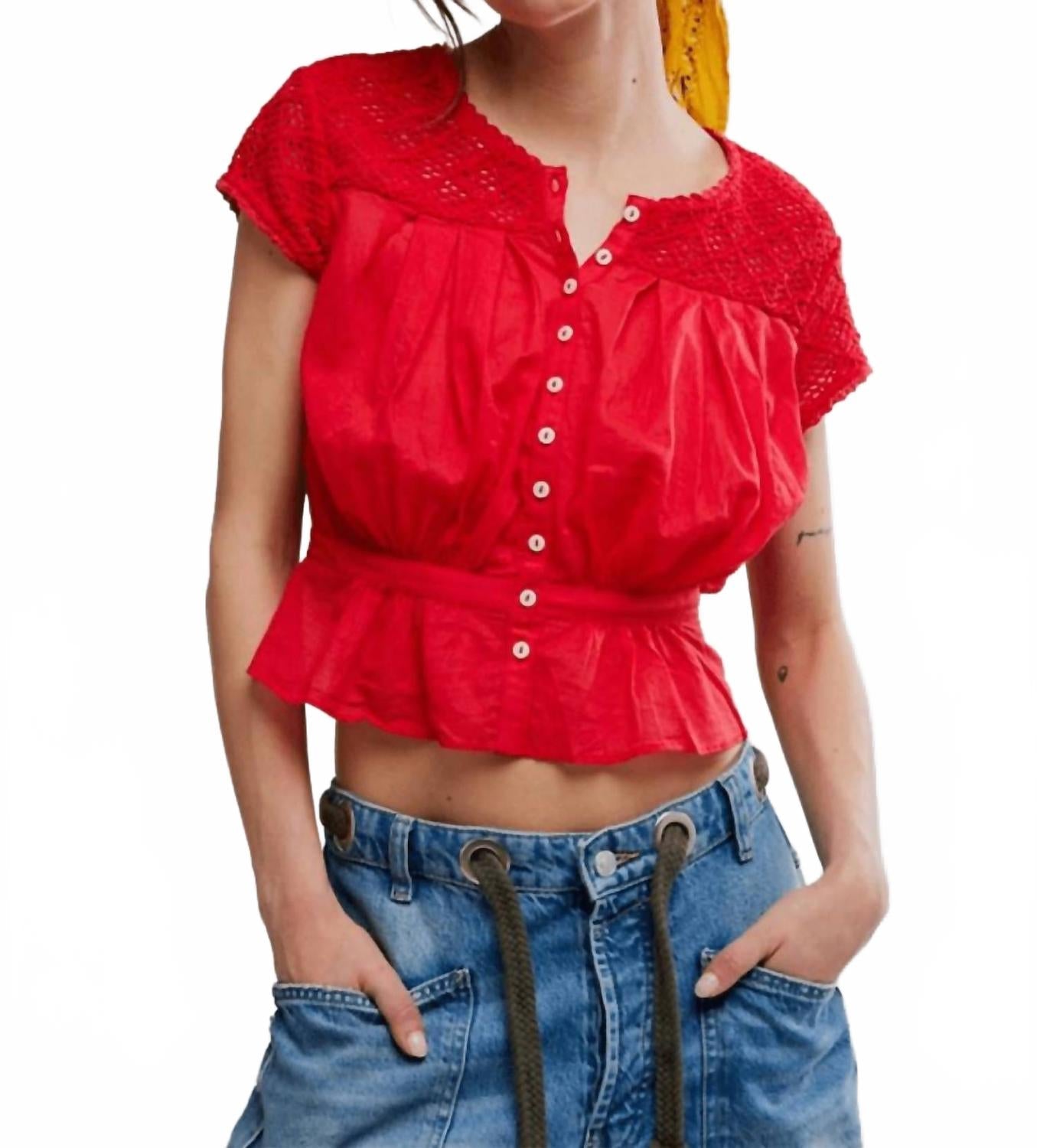 Top con bordado color rojo