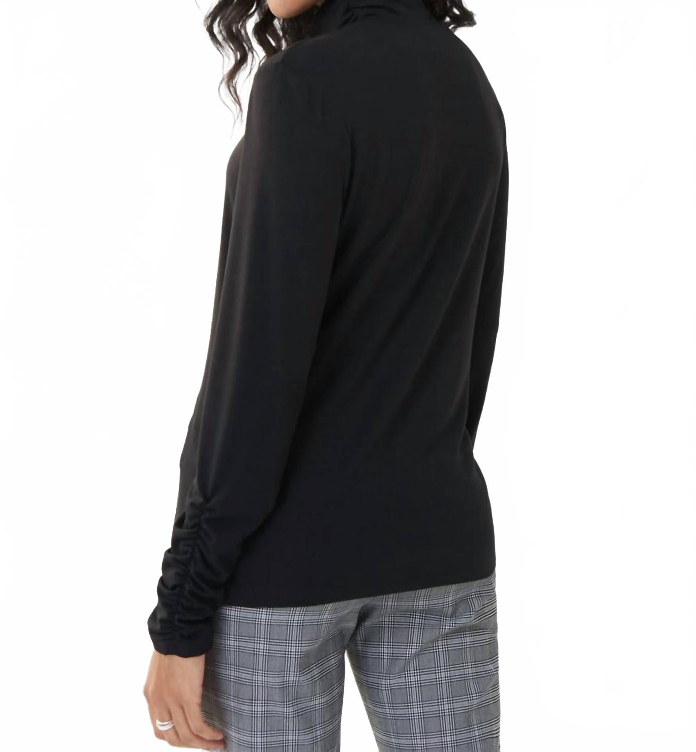 Top con cuello alto color negro